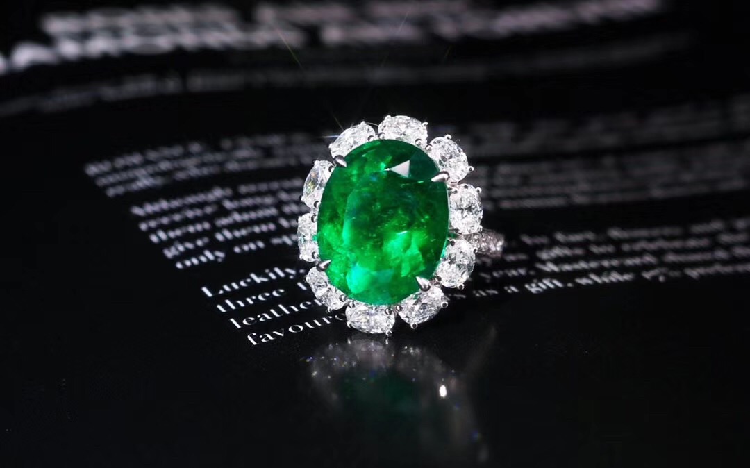 彩色宝石戒指不同款式搭配有什么技巧？