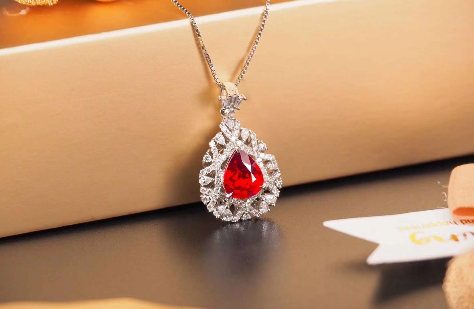 如何根据肤色选择适合的彩色宝石？