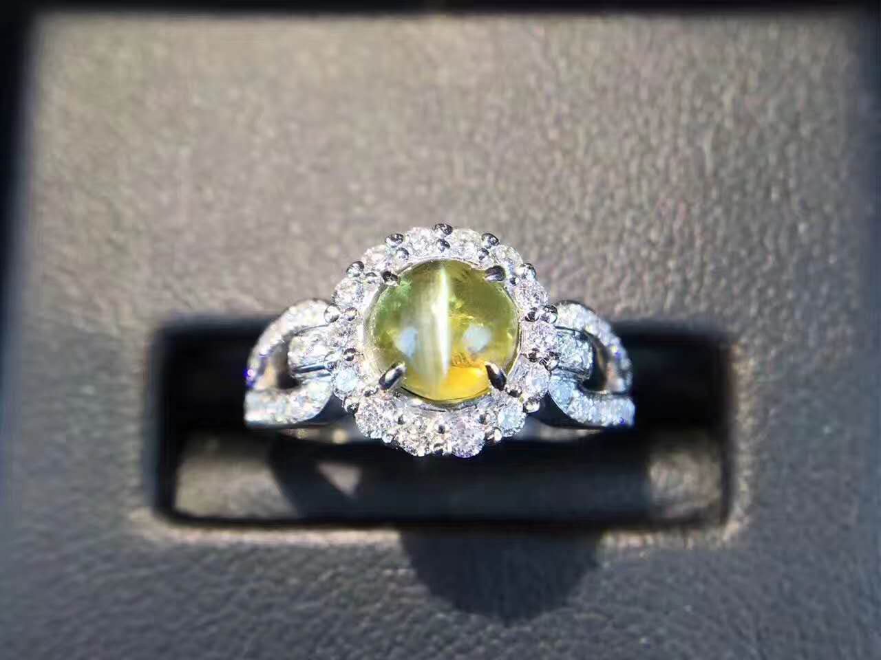 五大宝石中具有光学效应的宝石不止星光宝石哦，还有猫眼宝石