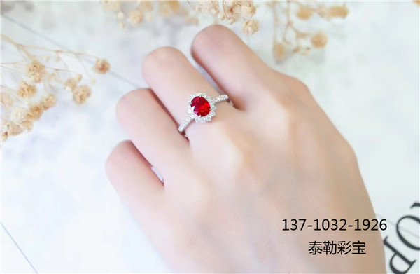 想买一颗红宝石戒指当婚戒，老公不同意？