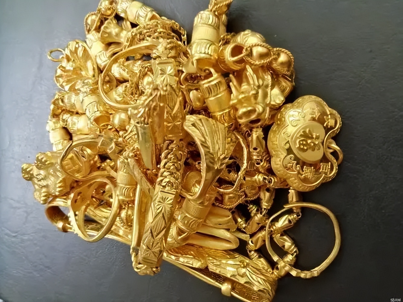 黄金首饰为什么变白、变黑、生锈、褪色？