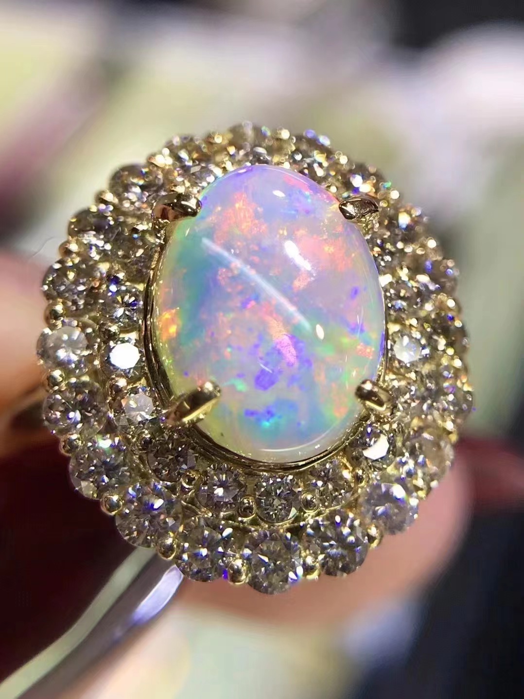 集宝石之美于一身——欧泊