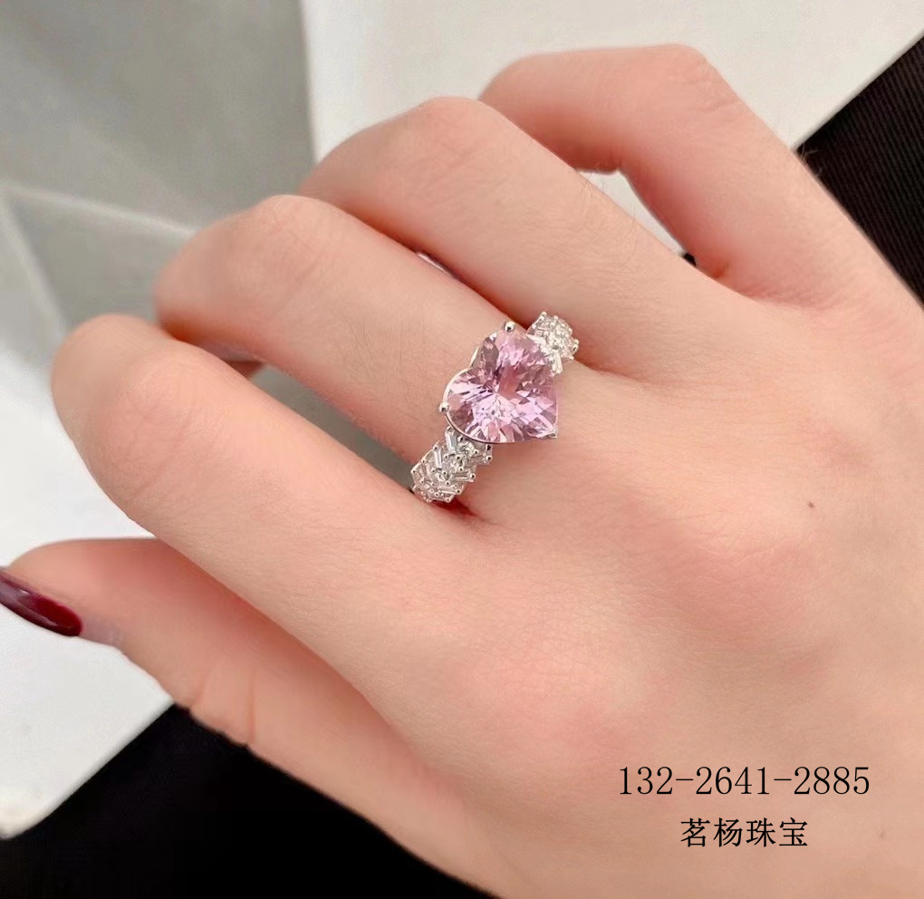 绿柱石家族中的粉色玫瑰——摩根石