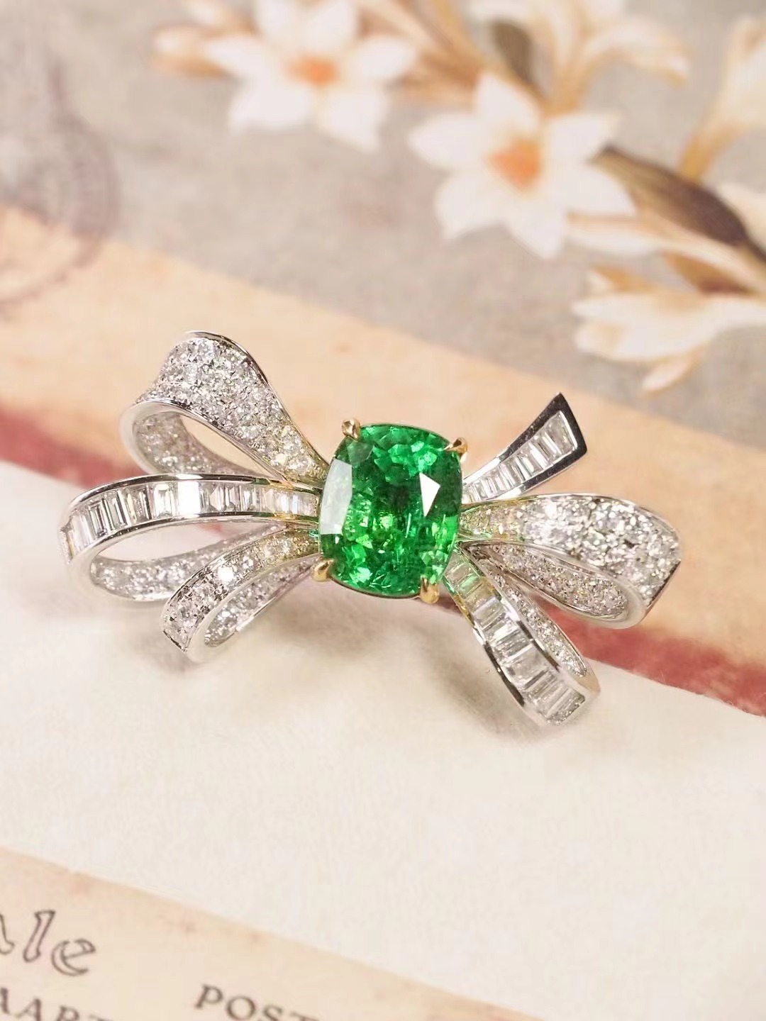 缎带祖母绿戒指祖母绿首饰的“蝴蝶结”，从来都不可抵挡