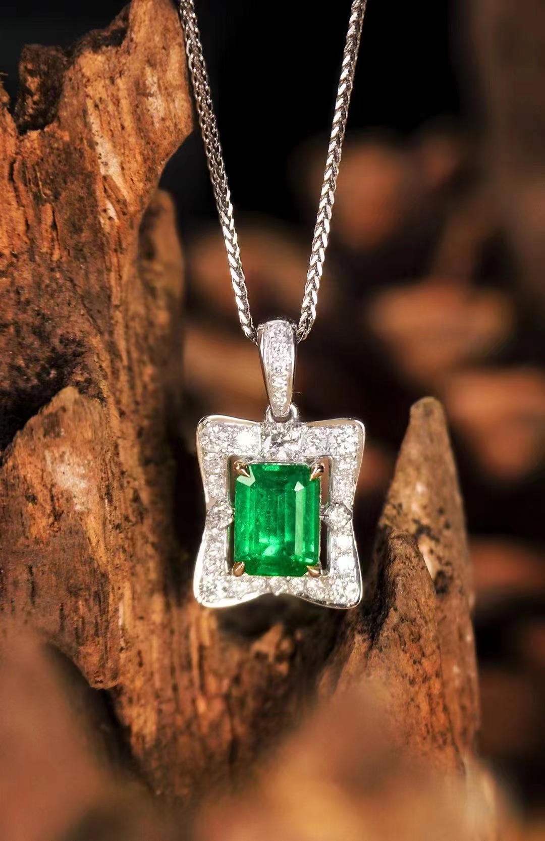 祖母绿吊坠的特点有哪些